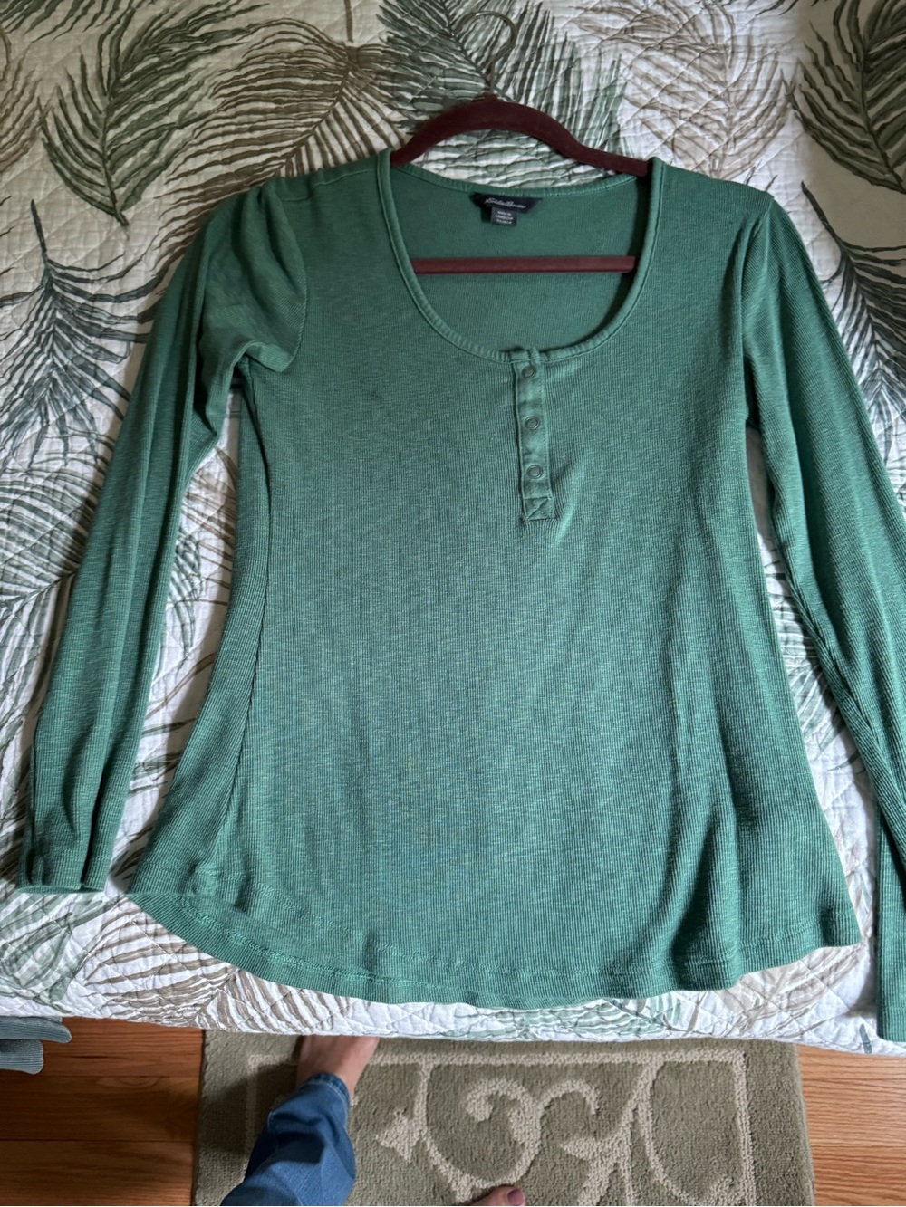 Eddie Bauer Long-Sleeve Scoop Henley Top in Green